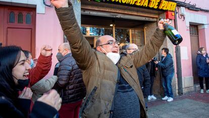 Uno de los agraciados celebra a las puertas del bar Trompeta de Plata el primer premio del sorteo extraordinario de la lotería del Niño, en Logroño.