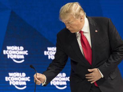 El presidente de EE UU, Donald Trump, ajusta el micr&oacute;fono antes de intervenir en Davos. (Laurent Gillieron/Keystone via AP)