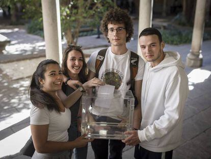 Los universitarios Martina, Helena, Roger y Óscar simulan una votación en urna.