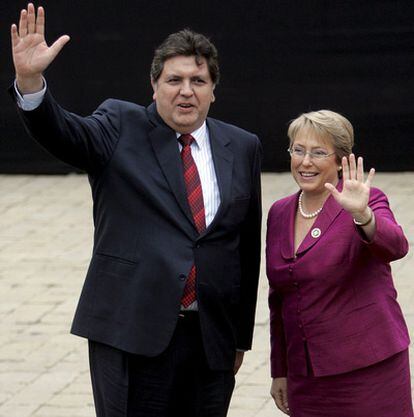 La expresidenta de Chile, Michelle Bachelet, y su homólogo peruano, Alan García, en una imagen de archivo de 2007.