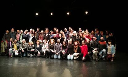 Artistas y participantes de Surge 2018 posan durante la presentación de la programación este lunes en la sala Pradillo.