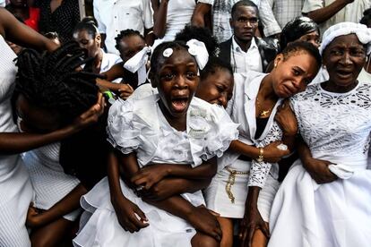 Una niña llora la muerte de su padre, uno de la veintena de manifestantes fallecidos durante las protestas contra el Gobierno de Haití, en Puerto Príncipe, a mediados de octubre. Miles de personas atendieron los funerales. En los últimos meses, los haitianos han salido masivamente a las calles para denunciar la precariedad y la corrupción que asolan el país, y para reclamar la dimisión del presidente, Jovenel Moïse. Seis millones de personas, más de la mitad de la población, viven por debajo del umbral de pobreza en Haití, según el Banco Mundial.