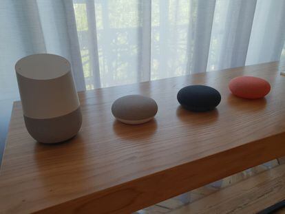 Google ha lanzado este martes los primeros altavoces inteligentes en España, sus modelos Google Home y Google Home Mini, la versión más pequeña y compacta del dispositivo, diseñada para poder llevar esta tecnología a todas las habitaciones de la casa. El primero cuesta 149 euros, y el segundo 59. Están disponibles en la Google Store, y en las principales cadenas de distribución: Carrefour, El Corte Inglés, Fnac, Media Markt, Orange España, PC Componentes y Worten.