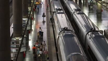 Dos trenes de alta velocidad en los andenes de la estación madrileña de Atocha.