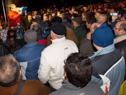 Un miembro del comité de empresa se dirige a la asamblea de trabajadores de Inagra.
