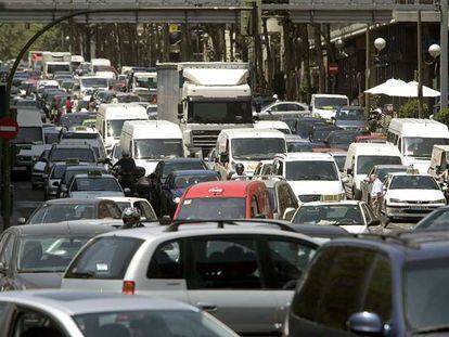 Atasco de coches en el centro de Madrid.