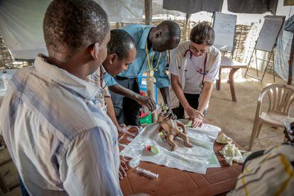 Roberta Petrucci, pediatra de MSF, imparte clases sobre la reanimación de los recién nacidos a los responsables clínicos del hospital de Agok. "La formación para la reanimación de los recién nacidos es clave. Y con una formación corta y simple con maniquíes, adquieren el conocimiento necesario para salvar muchas vidas", dice.