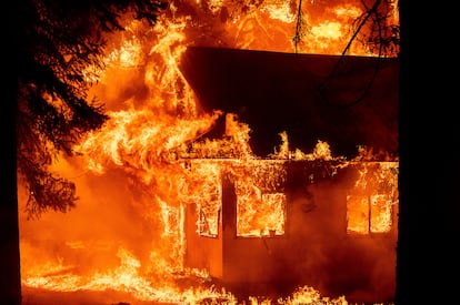 El incendio en Dixie amenaza con destruir hasta 10.000 edificios, como el que se ve en esta imagen este domingo