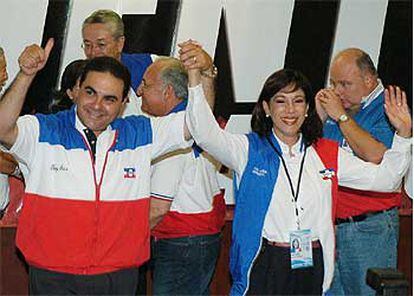 Antonio Elias Saca, del Partido Alianza Republicana Nacionalista, y su compañera de partido, Ana Vilma de Escobar festejan su triunfo.