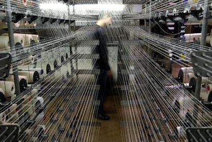 Un empleado supervisa la producción en un taller textil de Varese. La economía italiana solo ha crecido un 2,43% en la primera década del siglo.