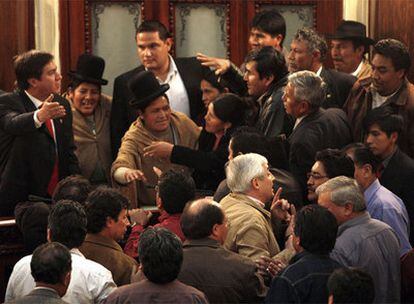 Oficialistas y opositores discuten durante la sesión en el Parlamento.