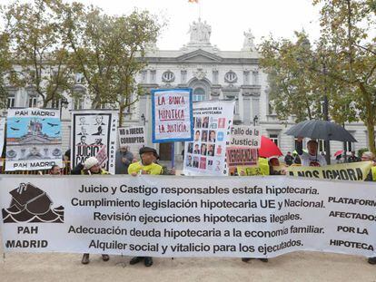 Concentracion de la Plataforma de Afectados por las Hipotecas frente al Tribunal Supremo.