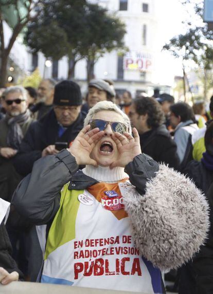 Una extrabajadora de Telemadrid grita en la protesta celebrada este martes.