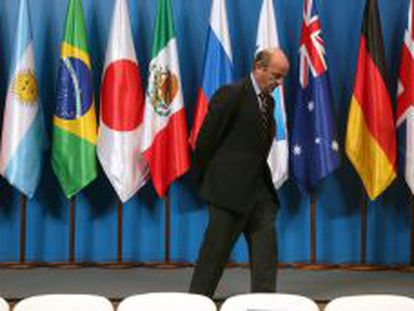 El ministro de Econom&iacute;a, Luis de Guindos, llega a la reuni&oacute;n de los ministros de Finanzas y los gobernadores de los bancos centrales del G20.