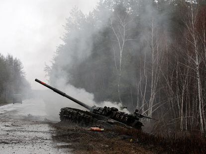 Un tanque ruso destruido por las fuerzas de Ucrania en la región de Lugansk, el sábado.
