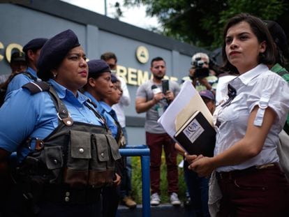 Francys Valdivia, presidenta de la Asociación Madres de Abril, encara a agentes de la Policía Nacional frente a la Corte Suprema de Justicia de Nicaragua, en julio de 2019.
