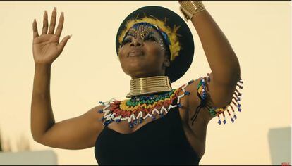 Fotograma del videoclip de 'Bayethe', que en zulú significa "aclamación", del vocalista Nomcebo Zikode.