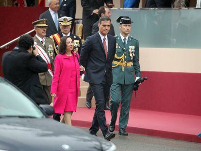 Los Reyes presiden el desfile del 12 de octubre, en el paseo de la Castellana. El presidente del gobierno, Pedro Sanchez y la ministra de defensa, Margarita Robles. 