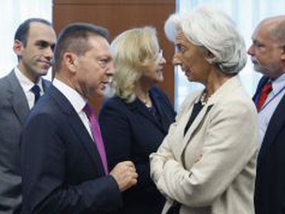 El ministro griego de Finanzas, Yannis Stournaras, conversa con la directora gerente del FMI, Christine Lagarde, ayer en Bruselas.