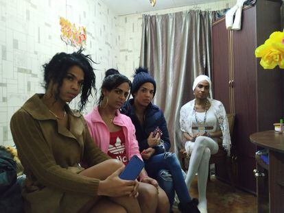 Las cubanas Yoandra Agüero, Natalie Almansa, Viki Fonseca y Yenifer León en el apartamento en el que viven a las afueras de la capital rusa.