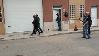 La Guardia Civil detiene a uno de los implicados en una red de narcotráfico, este martes en La Mojonera (Almería).
