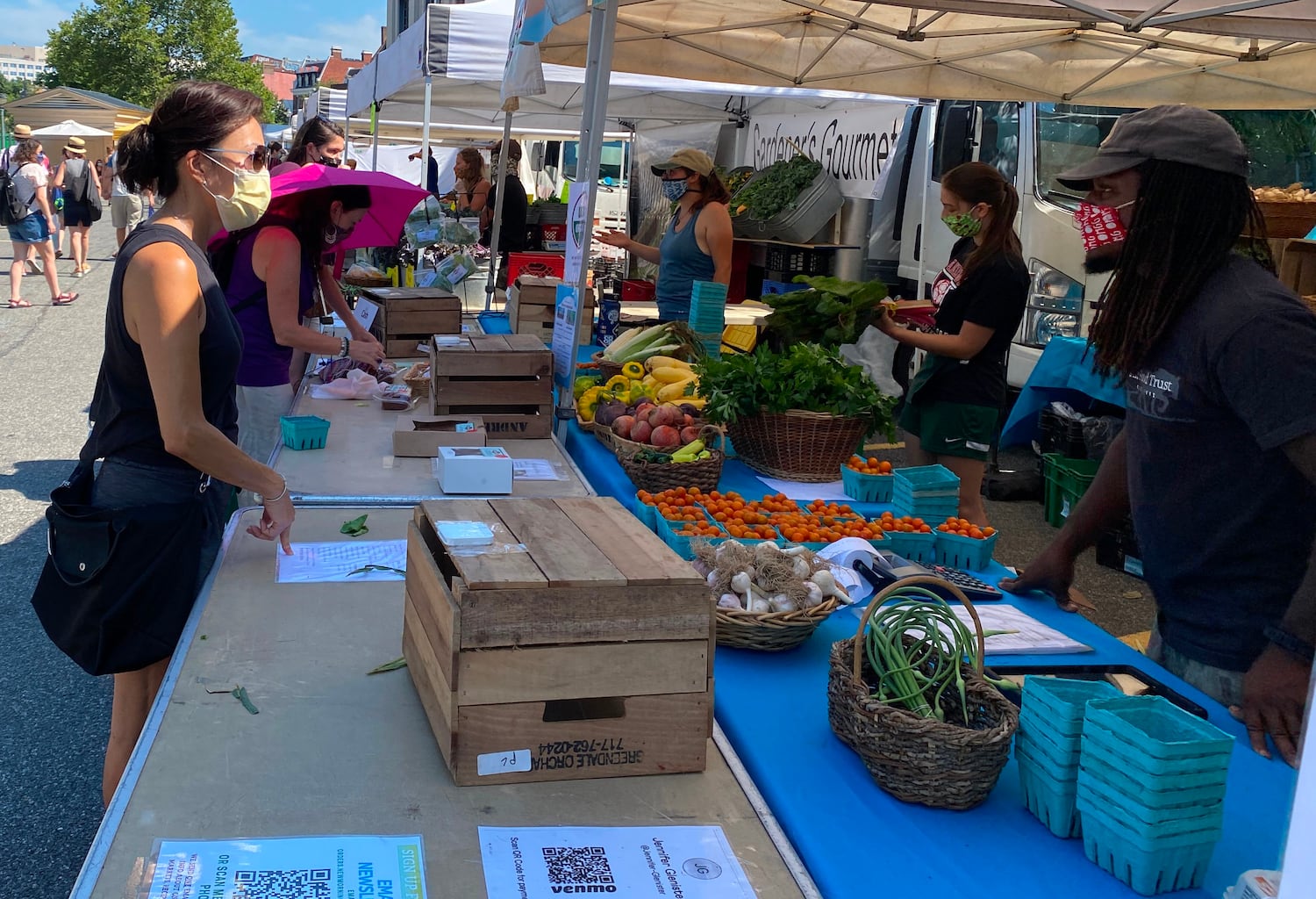 Clientes comprando fruta en el mercadillo de frutas y verduras que se instala los domingos en Dupont People en Washington, DC.