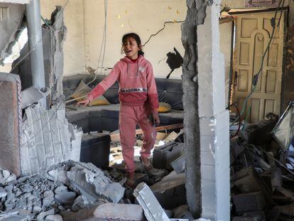 Una niña palestina camina en el lugar de un ataque israelí contra una casa, en Rafah, en el sur de la franja de Gaza, este sábado.