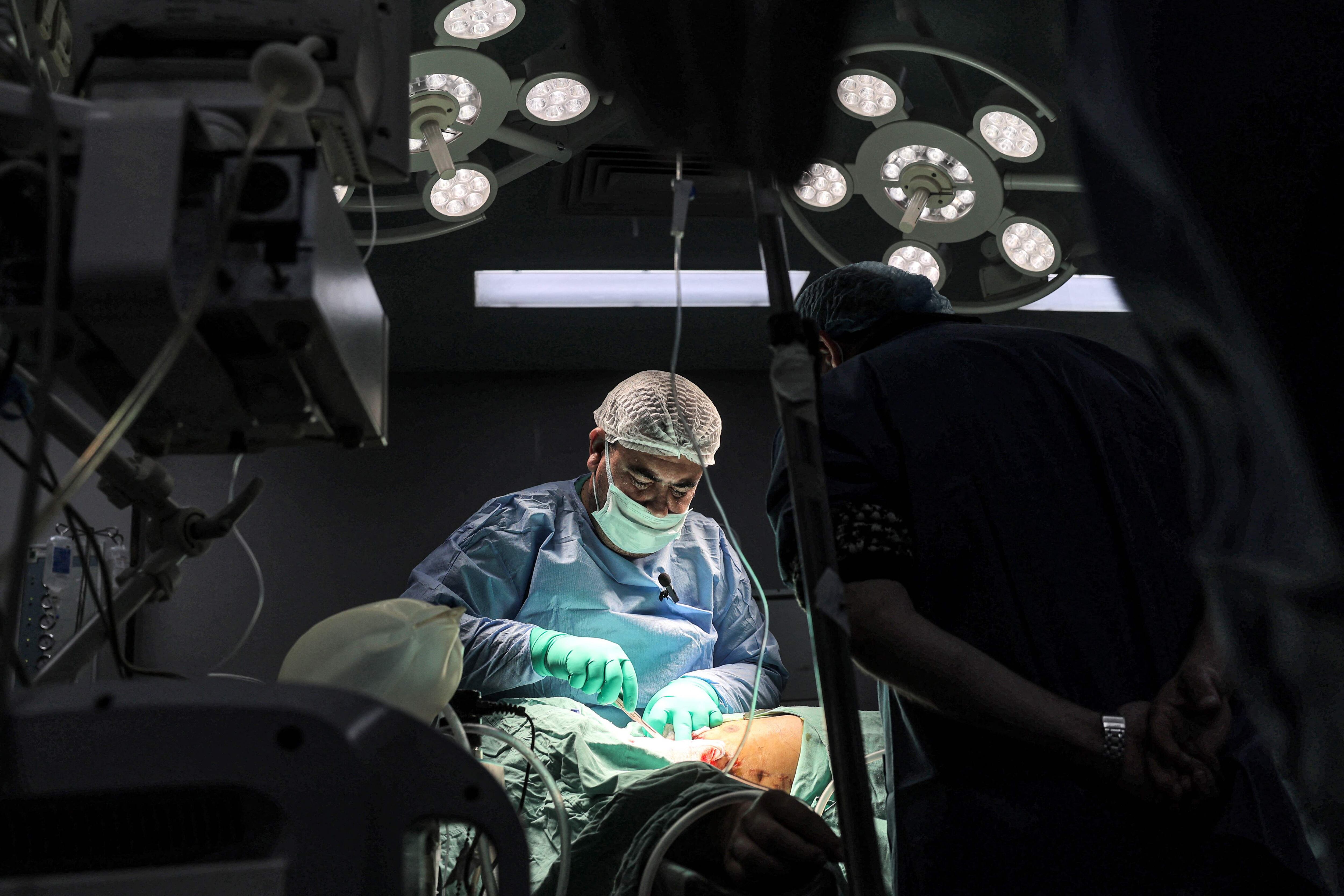 Un cirujano opera a un paciente en un quirófano del Hospital Europeo de Jan Yunis, en el sur de la franja de Gaza, el 31 de diciembre.