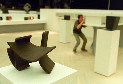 Una exposición sobre Jorge Oteiza inauguró en diciembre de 2000 la sala Kubo.