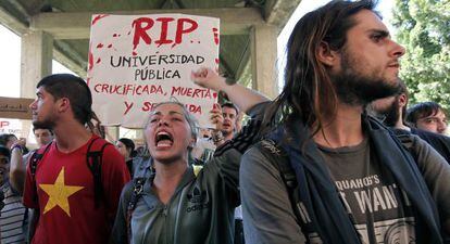 Protesta estudiantil en la sede de la Consejer&iacute;a de Educaci&oacute;n en Valencia. 