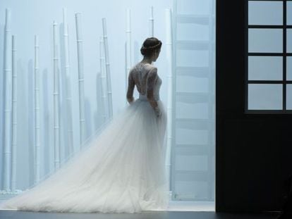 La modelo Clara Alonso con un vestido de novia de Rosa Clar&agrave;.