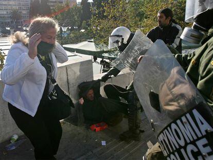 Un policía antidisturbios arremete contra un manifestante durante la protesta de ayer frente al Parlamento griego, en pleno centro de Atenas.