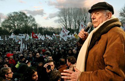 Dario Fo se dirige a la multitud durante una manifestación en protesta del tren de alta velocidad entre Francia e Italia, el 17 de diciembre de 2005. 