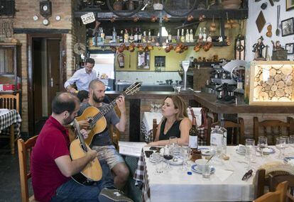 La fadista Isabelinha ensaya junto con sus dos músicos en una bodega de El Perdigón (Zamora).