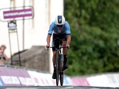 Remco Evenepoel cruza la línea de meta durante la prueba contrarreloj del Mundial de Ciclismo, este viernes.