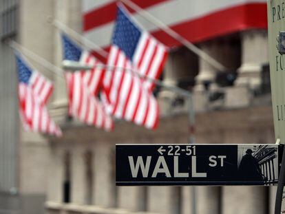 Un cartel de Wall St. junto a la Bolsa de Valores de Nueva York.