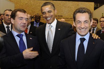 El presidente ruso, Dmitri Medvédev (izquierda), junto a sus homólogos de Estados Unidos y Francia, Barack Obama y Nicolas Sarkozy, ayer en Lisboa