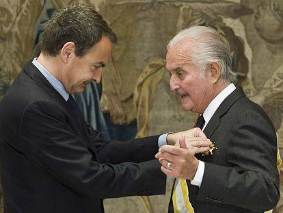 José Luis Rodríguez Zapatero impone la condecoración a Carlos Fuentes.
