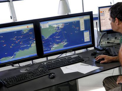 Un controlador observa las pantallas con el tr&aacute;fico mar&iacute;timo en el Estrecho.
