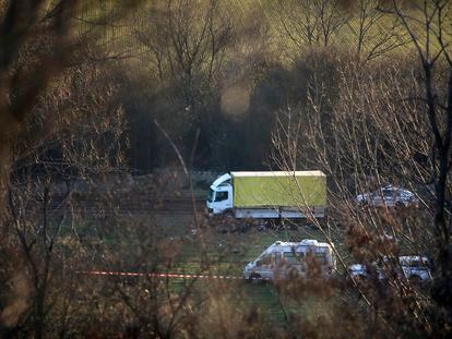 Vista general del hallazgo de 18 inmigrantes muertos en la parte trasera de un camión abandonado, este viernes en las afueras del pueblo de Lokorsko, a unos 20 kilómetros al noreste de Sofía.