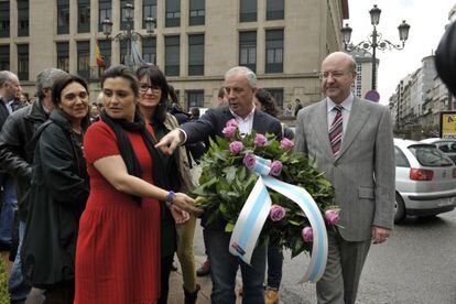 El l&iacute;der de los socialistas gallegos, junto al alcalde de Ourese y la diputada Laura Seara 