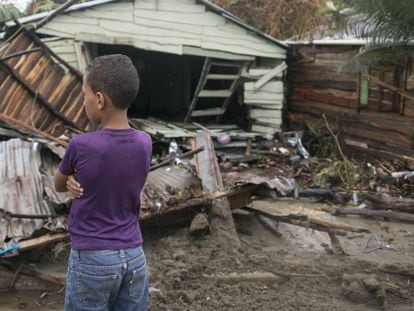 Un niño dominicano afectado por el paso del huracán Irma, en 2017.