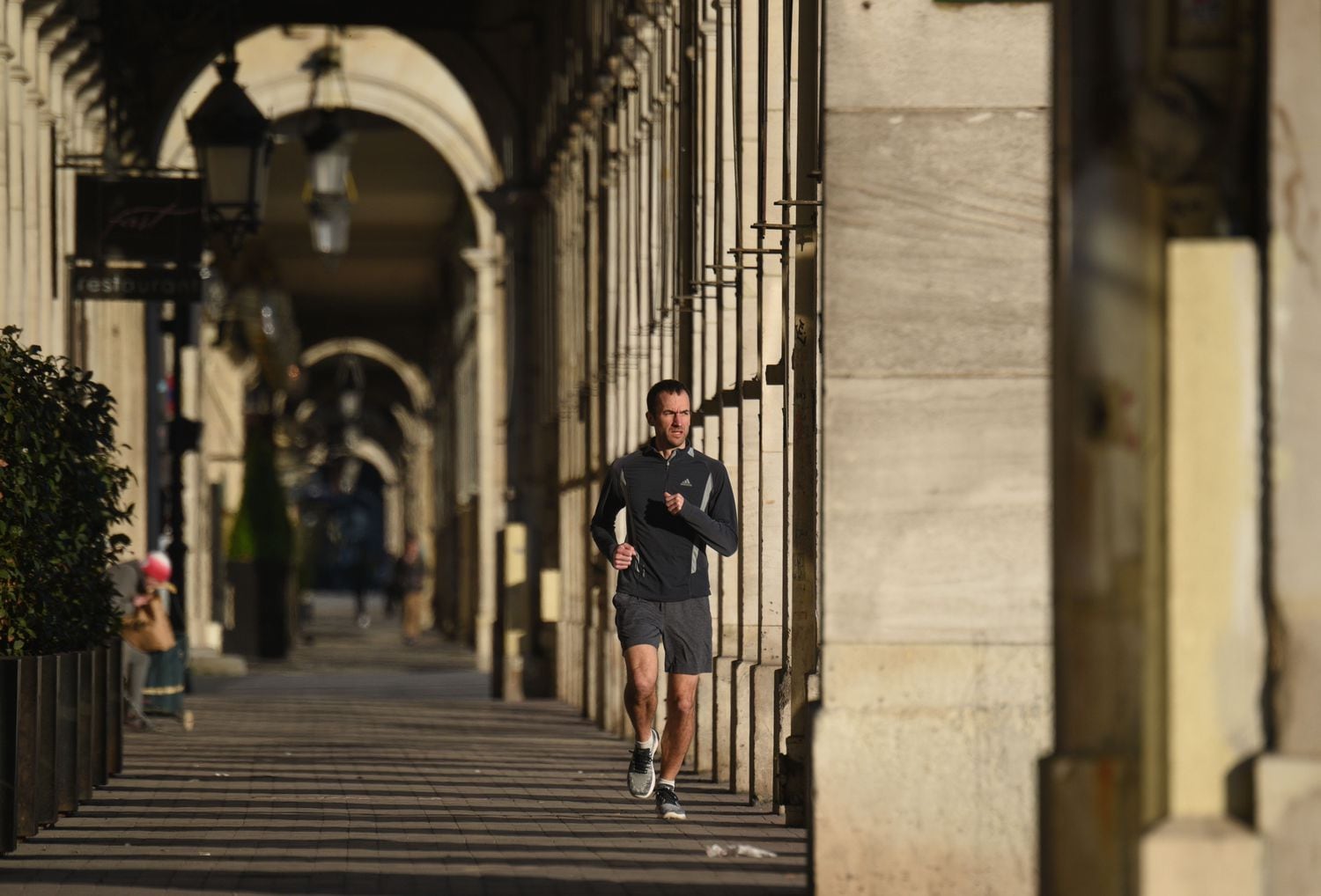 Una persona corre durante el confinamiento en París, donde la actividad física está permitida durante una hora al día a un kilómetro del lugar de residencia.