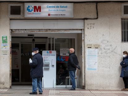 Tres personas, a las puertas de un centro de salud, este viernes en Madrid.