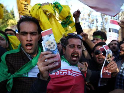 Manifestantes iran&iacute;es protestan este lunes ante la embajada de Arabia Saud&iacute; en Teher&aacute;n.