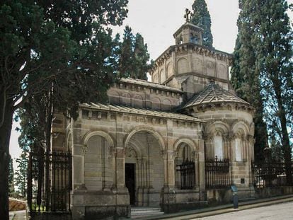 L'edifici que va fer construir Teresa Amatller al cementiri de Montjuïc en forma d'església romànica. 