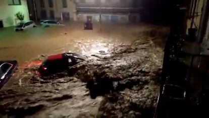 Vista d'un carrer de la localitat de Sant Llorenç des Cardassar, durant les inundacions i el desbordament de torrents, provocats ahir per les fortes pluges a l'illa.