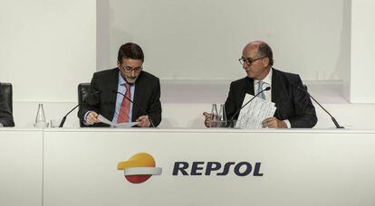 Josu Jon Imaz y Antonio Brufau, en una junta de accionistas de Repsol.