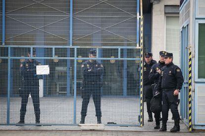 Policías vigilan al entrada principal del CIE de Barcelona.