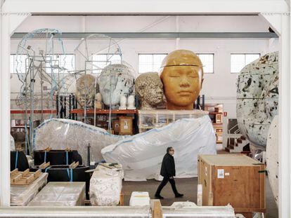 El artista camina entre moldes de grandes dimensiones y obras embaladas en su gigantesco almacén de Sant Joan Despí, cerca de Barcelona.